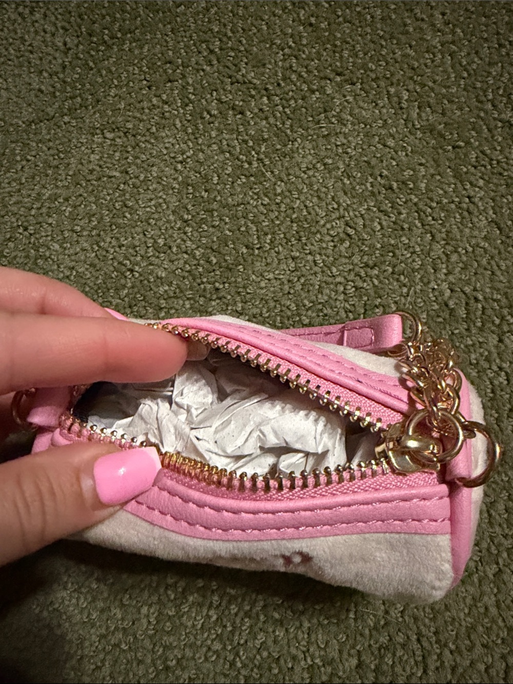 NWOT Juicy Couture fuzzy Pink & Cream Mini Barrel Bag, Charm w/ Gold Chain!! - Picture 3 of 4